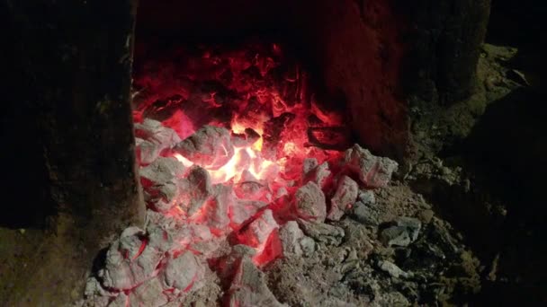 Charbon Bois Flamboyant Dans Four Argile Isolé Sur Fond Noir — Video