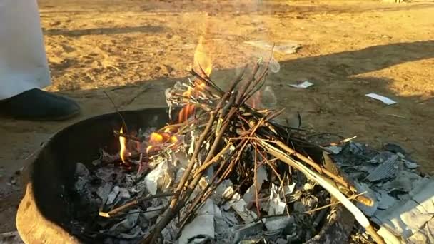 在印度的一个小村子里 院子里的垃圾被焚烧 堆积如山 — 图库视频影像