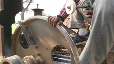 Endüstriyel değirmeni metal metal işleme tesisinde faaliyet kullanarak alt.