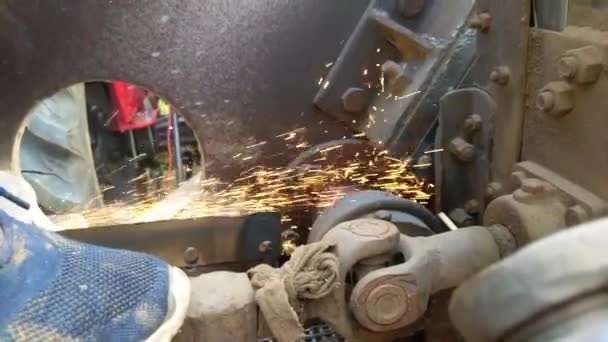 金属加工工場で金属と工業用グラインダーを使用する者 — ストック動画