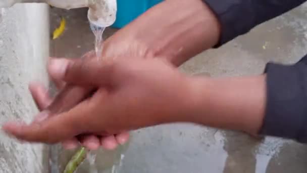 Mennesket Bruger Håndvask Vask Hænder Vandhanen Hygiejne Koncept Hånd Detaljer – Stock-video