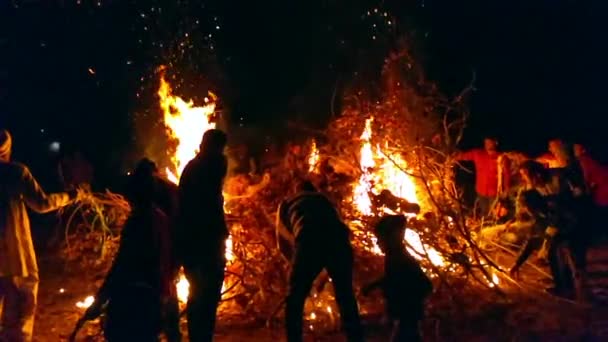 Óriási Máglyát Gyújtottak Kedvező Lohri Holi Vagy Holika Dahan Fesztiválra — Stock videók