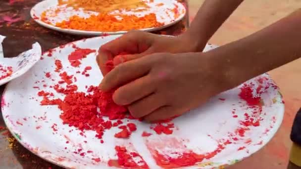 2022年3月21日インド ラジャスタン州レゲントゥスのマホリ 祭りの際に色を混ぜる子供たち — ストック動画