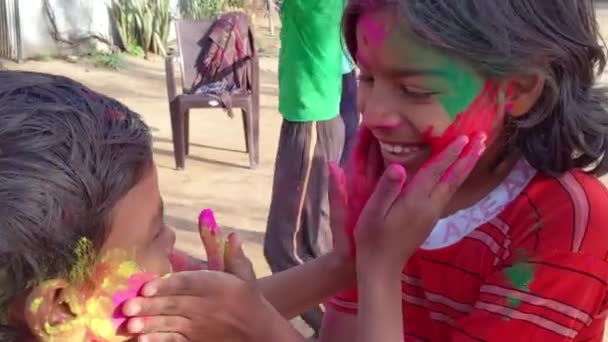 Ноябрь 2022 Рингус Раджастан Индия Толпа Счастливых Разноцветных Детей Веселящихся — стоковое видео