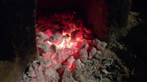 インドの田舎では夜に粘土のオーブンで赤いホットチャコールが燃焼します 4K映像 — ストック動画
