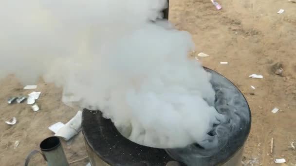 Silný Těžký Kouř Vycházející Obrovského Vysokého Chemického Komína Mlhavého Časného — Stock video