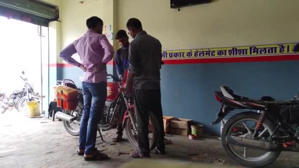 Dezembro 2022 Rajasthan Índia Técnico Serviço Automóvel Indiano Reparação Homemreparar — Vídeo de Stock