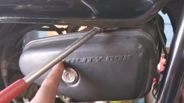 December 2022 Rajasthan Indien Cykel Mekaniker Garage Med Motorcykel Motor — Stockvideo