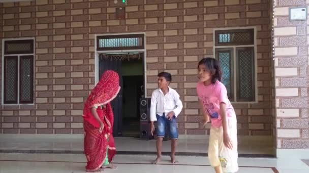 Tam Boy Vücut Ölçülerinde Dans Eden Neşeli Çocukların Evde Eğlenmesi — Stok video