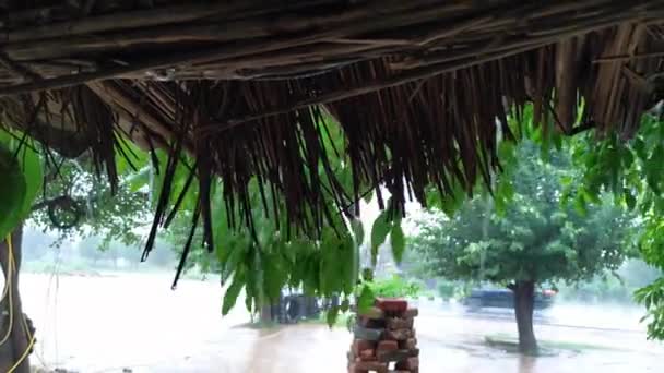 Close Het Hooidak Van Hut Het Huisje Tijdens Waterregen Daalt — Stockvideo