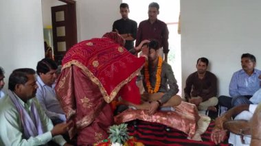 19 Aralık 2022 Rajasthan, Hindistan. Geleneksel Hint ailesi Tilak Töreni düzenliyor. Tilak, alnındaki mezhep işareti..