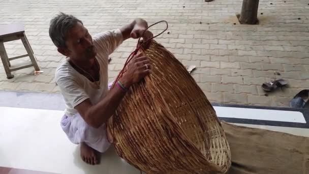 December 2022 Rajasthan India Indian Old Man Making Wooden Basket — Stock Video