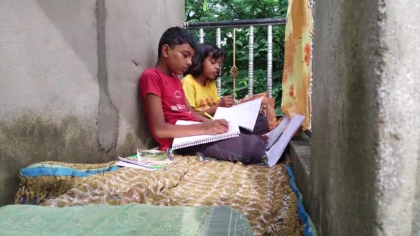 Anak Anak Mencoba Untuk Belajar Rumah Adegan Tersebut Terlihat Desa — Stok Video