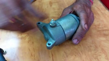 23 Aralık 2022 Jaipur, Rajasthan, Hindistan. Elektrikli motor bakımını kapat. İki tekerlekli motor..