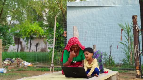 Happy Indian Grootmoeder Vrolijk Schattig Meisje Kind Delen Laptop Genieten — Stockvideo
