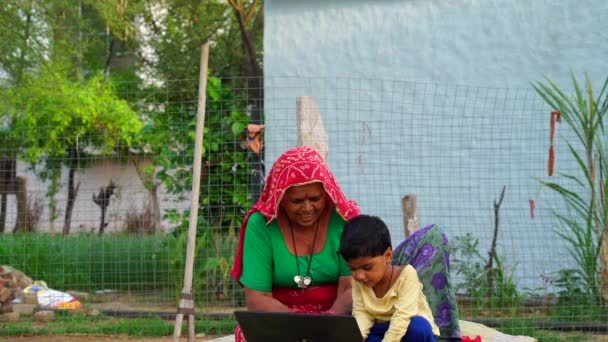 Kırsal Hintli Kadın Kızı Köyde Dizüstü Bilgisayar Kullanıyorlar — Stok video