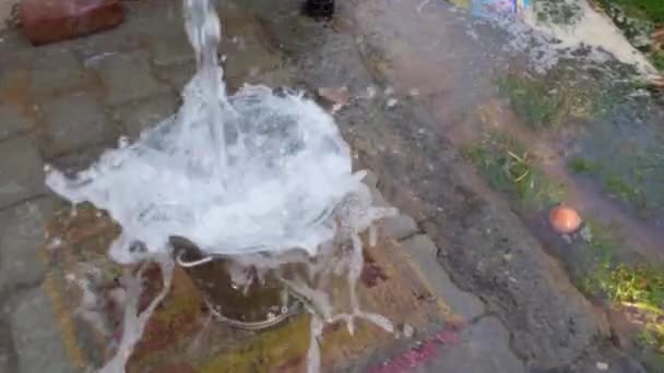 バケツに水が流れるパイプ バケツに泡立つ水 超スローモーション — ストック動画