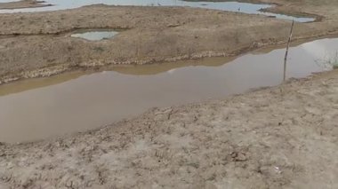 Yazın aşırı havanın ve sıcak hava dalgasının kuruyan göl etkisi, iklim değişikliği ve kuraklık etkisi