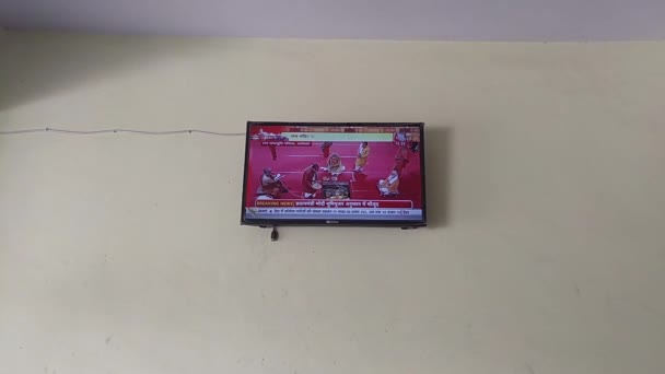 2023年1月2日インド ラジャスタン州ジャイプール テレビでニュース速報 生放送の見出し 壁にテレビをリードし 画面を閉じます 毎日朝の番組放送 — ストック動画
