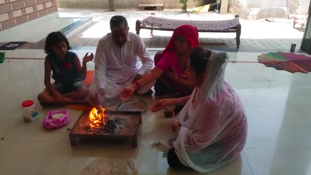 Janeiro 2023 Jaipur Rajasthan Índia Membros Família Hindu Adorando Fogo — Vídeo de Stock