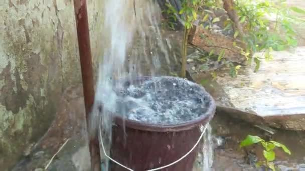 Water Pours Plastic Bucket Close Plastic Bucket Bubbling Water — 비디오