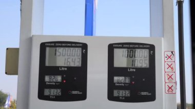 04 Ocak 2023 Jaipur, Rajasthan, Hindistan. Benzin fiyatları artıyor, sayaç Hindistan 'daki petrol oranını gösteriyor..