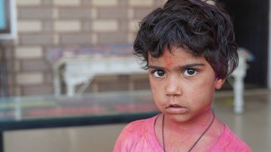 Holi oynayan şirin Hintli çocuk. Holi Hindistan 'da renk festivali