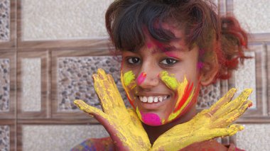 Mor, sarı, kırmızı, mavi Holi festival renkleriyle kaplı genç insanların elleri ya da palmiyeleri izole edilmiş.