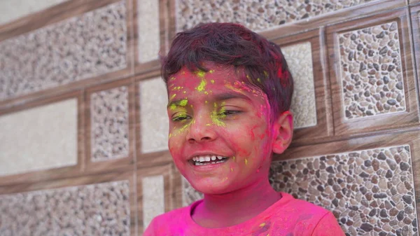 Привабливий Хлопчик Рожевих Кольорах Холі Holi Facial Shot Весняному Фестивалі — стокове фото