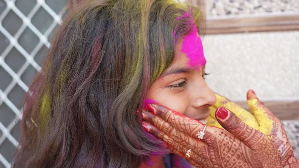 Happy Mother Enjoying Time Her Daughter Holi Festival Home — Stok fotoğraf