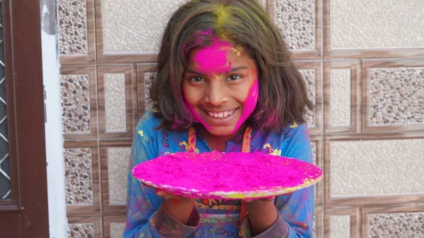 Gadis Menarik Dengan Warna Merah Muda Holi Syuting Wajah Holi — Stok Foto