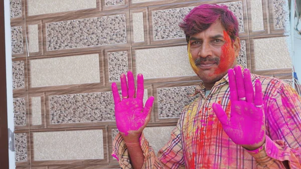 Mãos Palmas Jovens Cobertos Roxo Amarelo Vermelho Azul Holi Festival — Fotografia de Stock