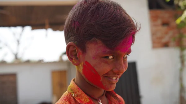 Holi庆祝印度小男孩演奏Holi并表现出面部表情 — 图库照片