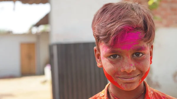 Маленький Хлопчик Грає Кольорами Концепція Індійського Фестивалю Холі — стокове фото