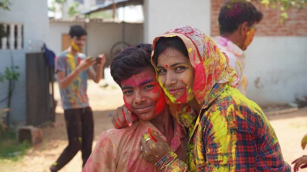 亚洲人的户外形象 印度快乐的母亲儿子身穿印度服装 与彩粉一起庆祝霍利节 — 图库照片