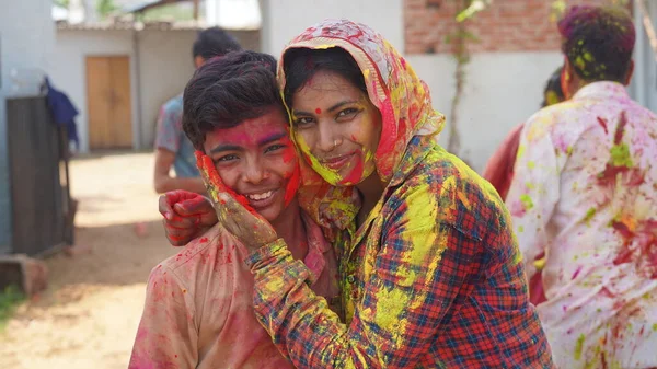 Щаслива Мати Насолоджується Часом Своїм Сином Під Час Фестивалю Holi — стокове фото