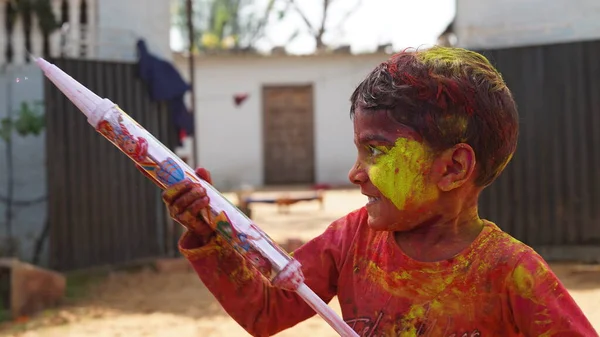 Індійські Діти Розфарбовані Водяним Пістолетом Святкують Холі Індуїстське Весняне Свято — стокове фото