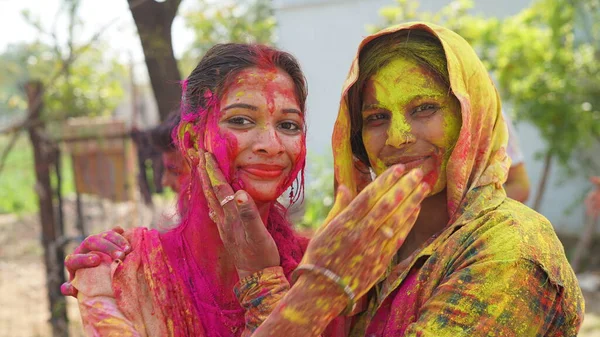 2023年2月5日Jaipur Rajasthan India 印度快乐的母亲女儿身穿印度服装 与彩粉一起庆祝霍利节的户外形象 — 图库照片