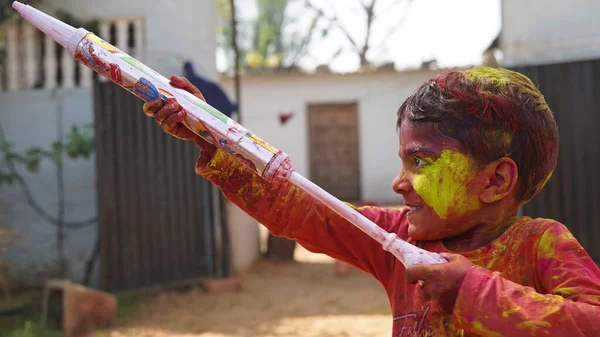 Індійські Діти Розфарбовані Водяним Пістолетом Святкують Холі Індуїстське Весняне Свято — стокове фото