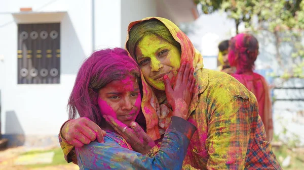 Щаслива Мати Насолоджується Часом Своєю Дочкою Під Час Фестивалю Holi — стокове фото
