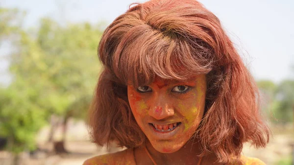 ホリ色の祭りを祝う色の顔を持つ若いインドの女の子の肖像 — ストック写真