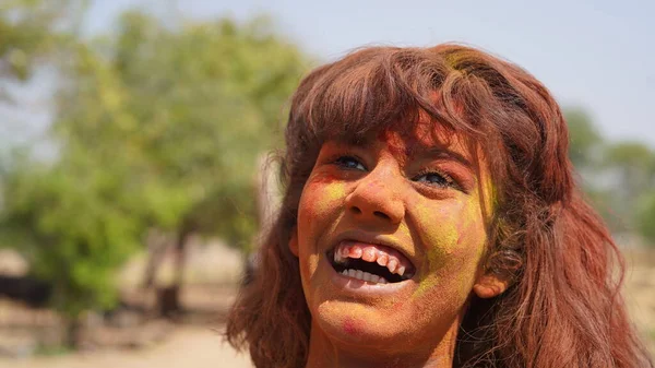 Портрет Молодої Індійської Дівчини Кольоровим Обличчям Честь Фестивалю Holi Color — стокове фото