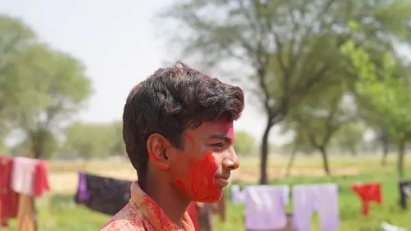 Słodkie Indiańskie Dziecko Bawiące Się Holi Holi Festiwal Kolorów Indiach — Zdjęcie stockowe