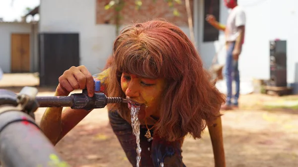 Молода Дівчина Фестивалі Holi — стокове фото