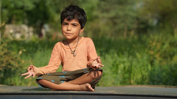 Індійські Діти Роблять Позу Йоги Парку Відкритому Повітрі Суть Здорового — стокове фото