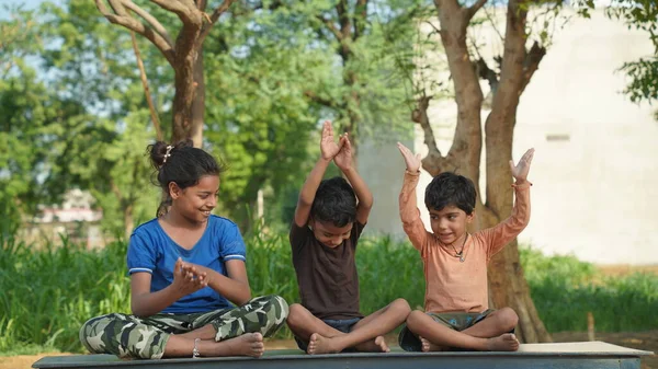 Mutlu Çocuklar Yaz Parkında Egzersiz Yapıyor — Stok fotoğraf