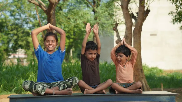Діти Роблять Йогу Позу Парку Відкритому Повітрі Концепція Здорового Способу — стокове фото