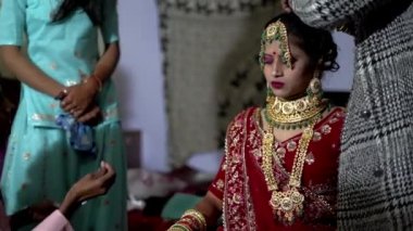 01 Nisan 2023 Jaipur, Rajasthan, Hindistan. Geleneksel Asya Gelini Kostümlü Güzel Şık Hint Modeli Makyajlı ve Ağır Mücevherli.