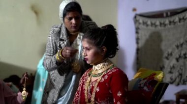 01 Nisan 2023 Jaipur, Rajasthan, Hindistan. Hintli gelin düğün töreni başlamadan önce evde hazırlanıyor..