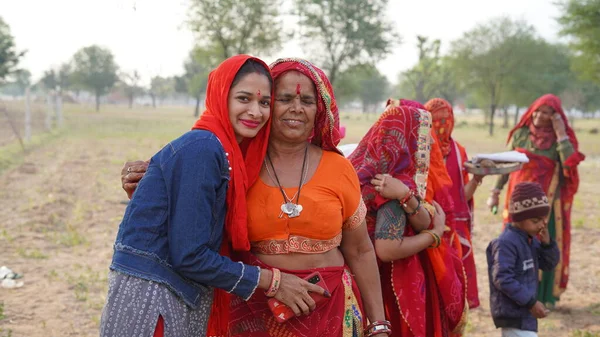 2023年4月1日Jaipur Rajasthan India 和妈妈在一起的年轻的印度女人看起来很快乐母亲节 — 图库照片